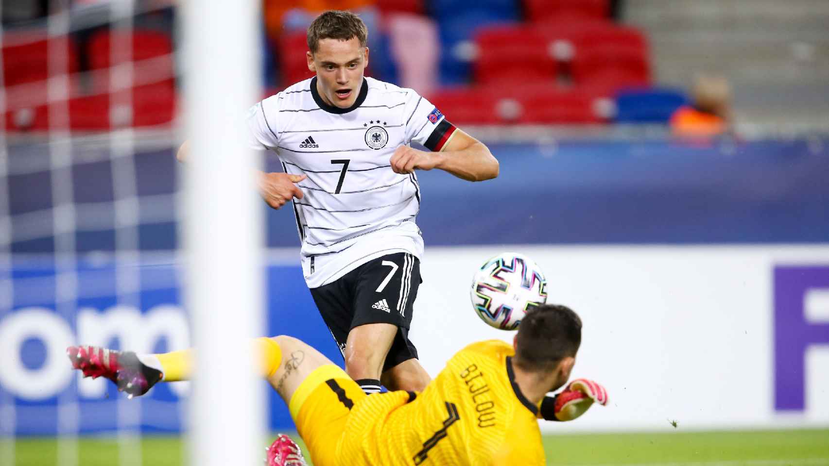 Florian Wirtz supera a un portero durante la Eurocopa Sub21 de 2021.