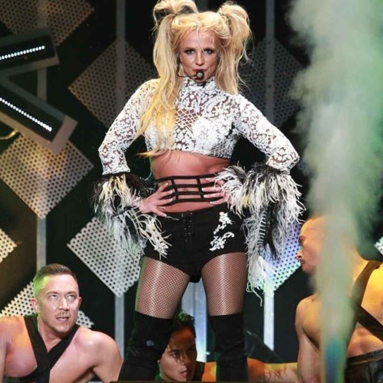 Britney Spears con medias de rejilla.