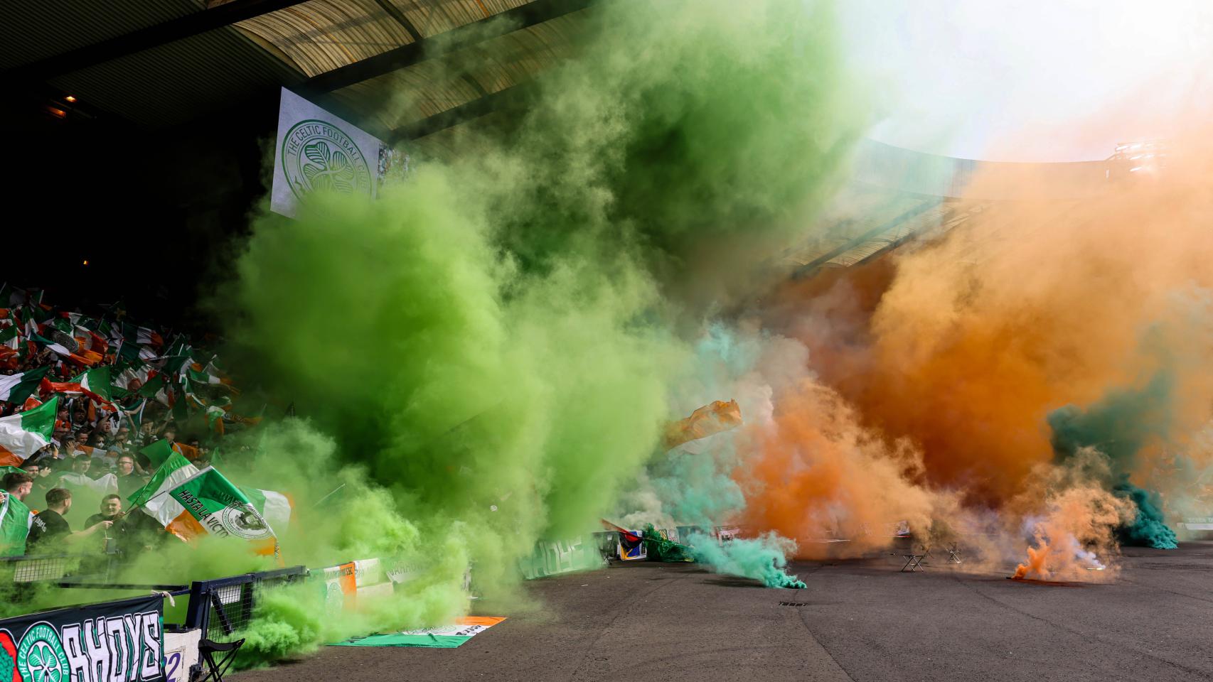 Los aficionados del Celtic hacen la bandera irlandesa con las bengalas