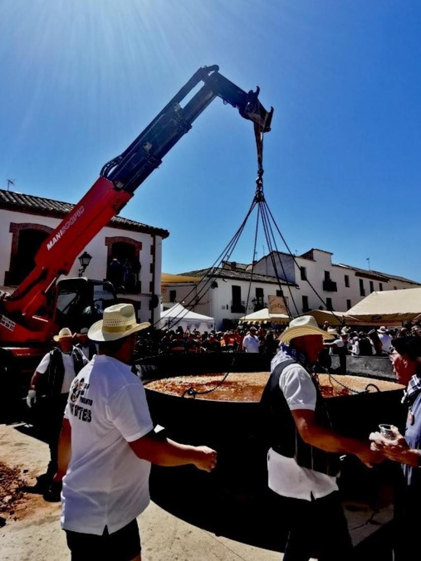 La grúa dejando el pisto en la Fuente Vieja de Infantes.