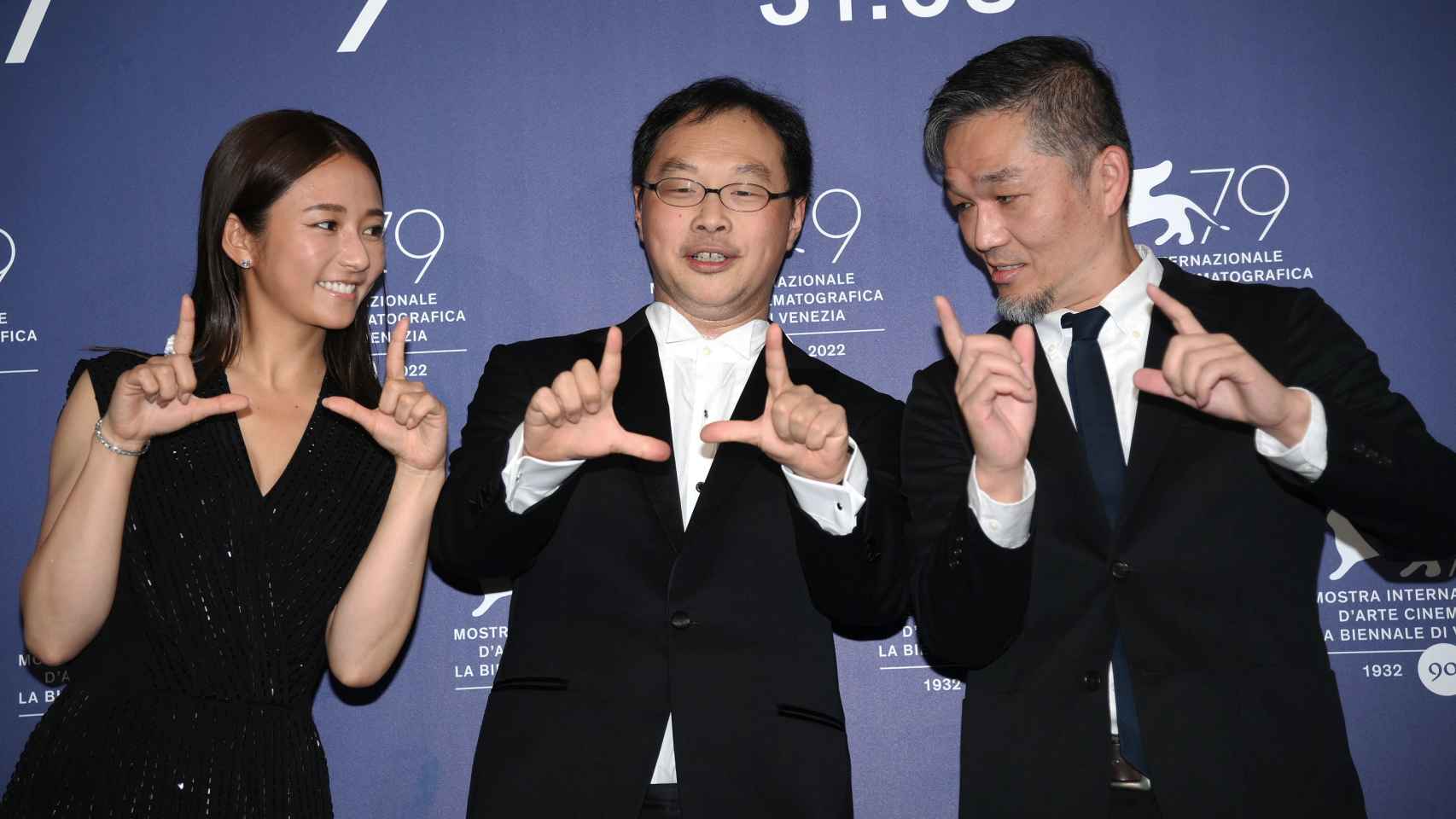La actriz Fumino Kimura, el director Koji Fukada y el actor Atom Sunada.