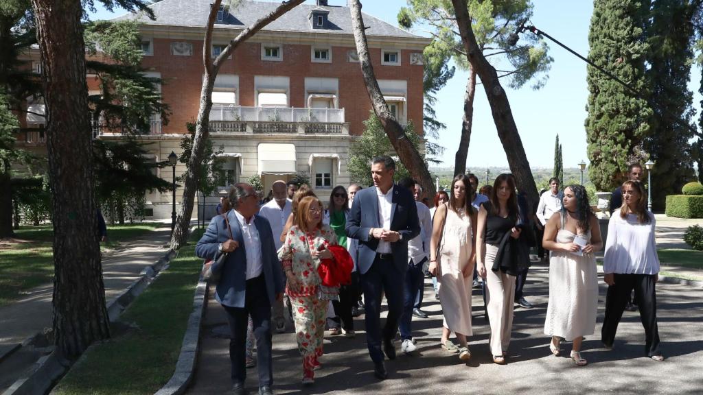 Pedro Sánchez, presidente del Gobierno, enseñando el complejo de la Moncloa a ciudadanos anónimos en el arranque del curso político.