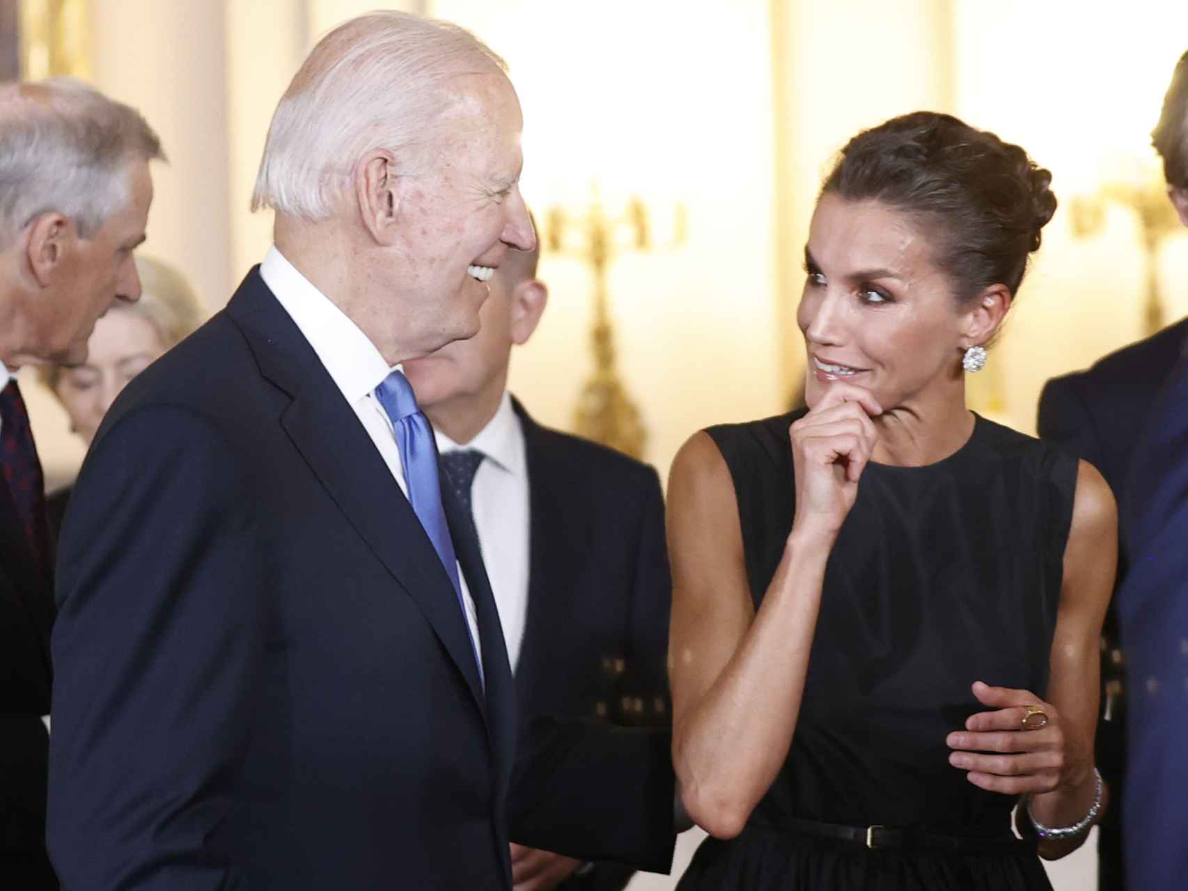 La reina Letizia junto a Joe Biden, presidente de Estados Unidos, en el Palacio Real de Madrid.