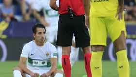 Pere Milla, después de recibir la tarjeta, en un partido en el que el Elche sale derrotado ante el Villarreal.