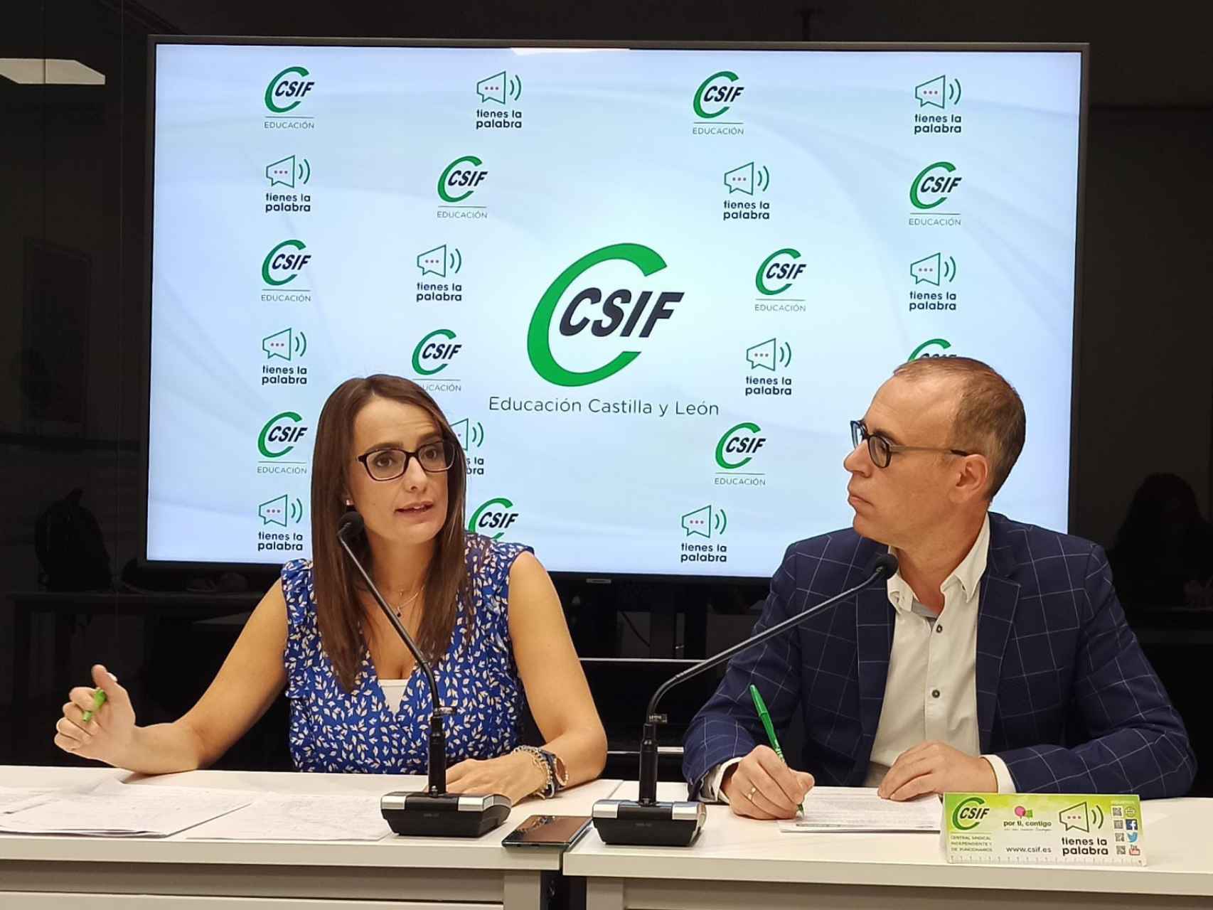 La presidenta del sector de Educación de CSIF Castilla y León, Isabel Madruga, y Mariano González, responsable de negociación en el sector, en la rueda de prensa de este lunes.