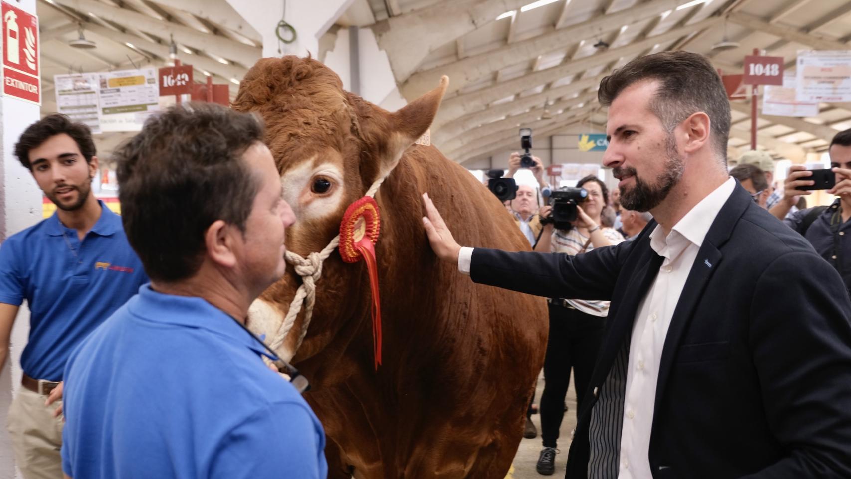 El secretario general del PSOE de Castilla y León, Luis Tudanca, visita la Feria del Sector Agropecuario Salamaq22.