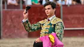 El vallisoletano Daniel Medina paseando una oreja en la plaza de toros de La Granja