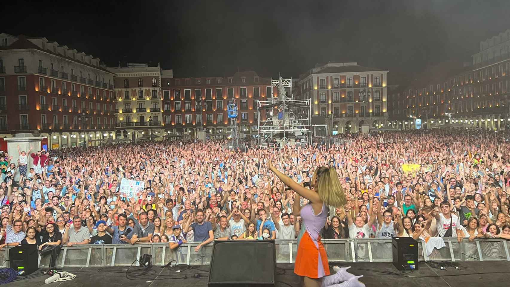Edurne en su concierto en las fiestas de Valladolid y la polémica chuleta en el suelo