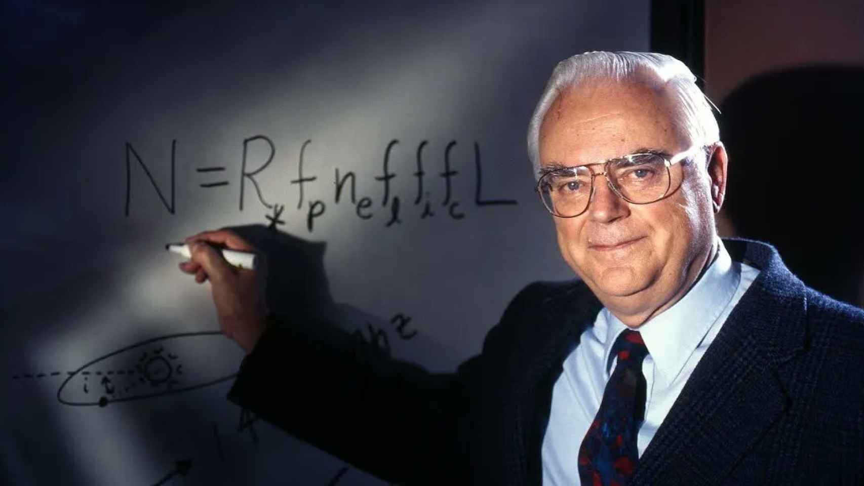 Frank Drake en una foto de archivo escribiendo su famosa ecuación. Foto: SETI Institute