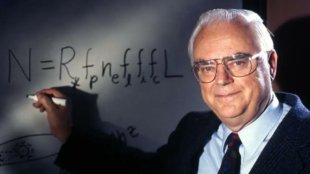 Frank Drake en una foto de archivo escribiendo su famosa ecuación. Foto: SETI Institute