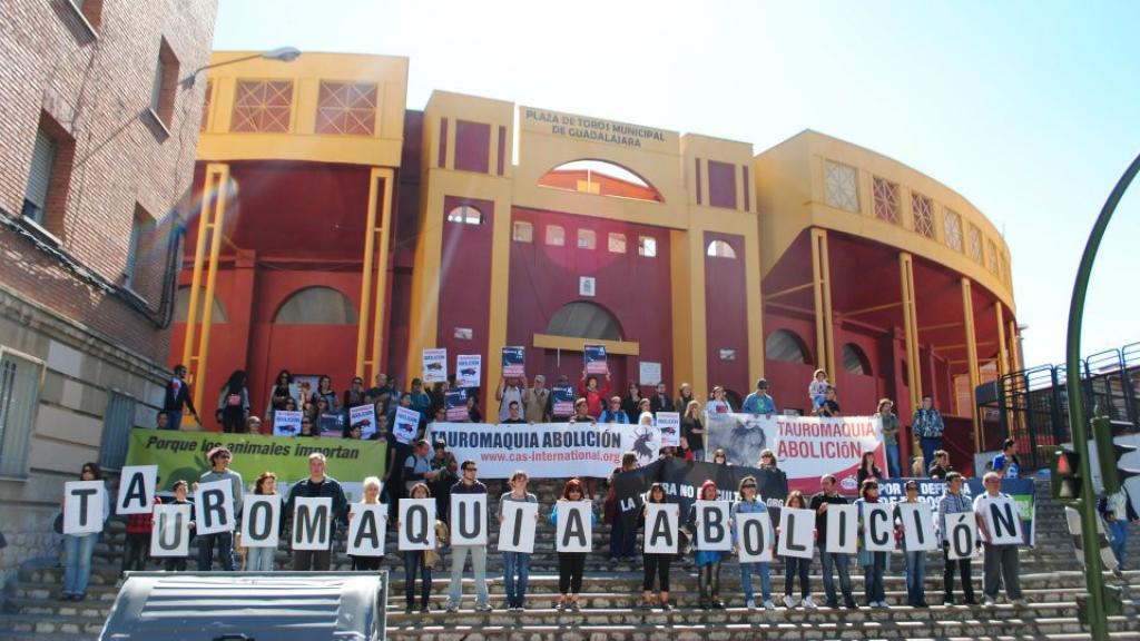 Concentración en la Plaza de Toros de Guadalajara. Foto: Guadalajara Antitaurina.