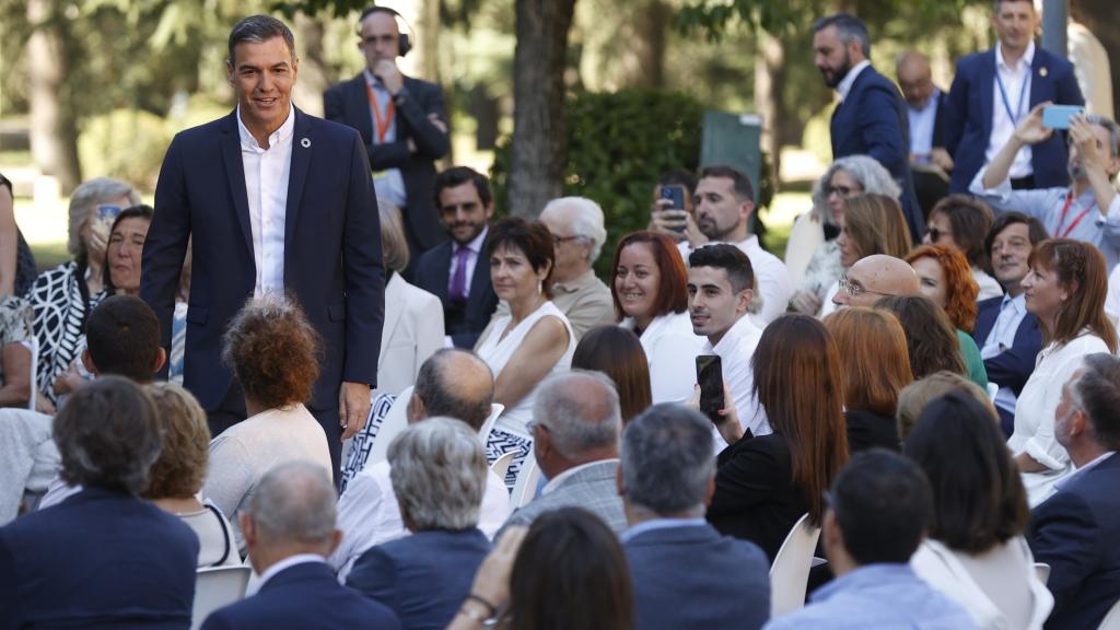 El presidente del Gobierno, Pedro Sánchez, inaugura el curso político en la Moncloa rodeado de un centenar de ciudadanos anónimos.