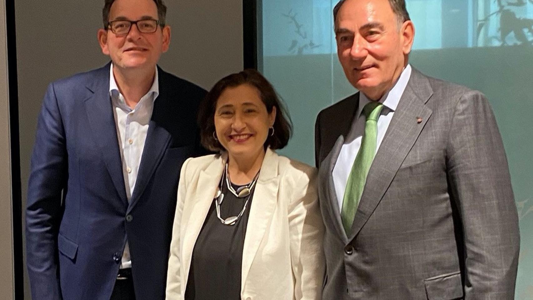 El presidente de Iberdrola, Ignacio Galán, con el primer ministro del estado de Victoria, Daniel Andrews y la ministra de Energía, Medioambiente, Acción Climática y Viviendas Solares, Lilly D’Ambrosio, de Australia