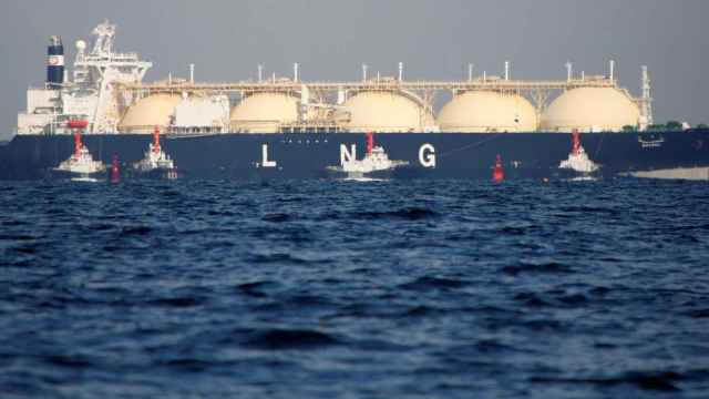 Barco metanero que transporta gas natural licuado (GNL).