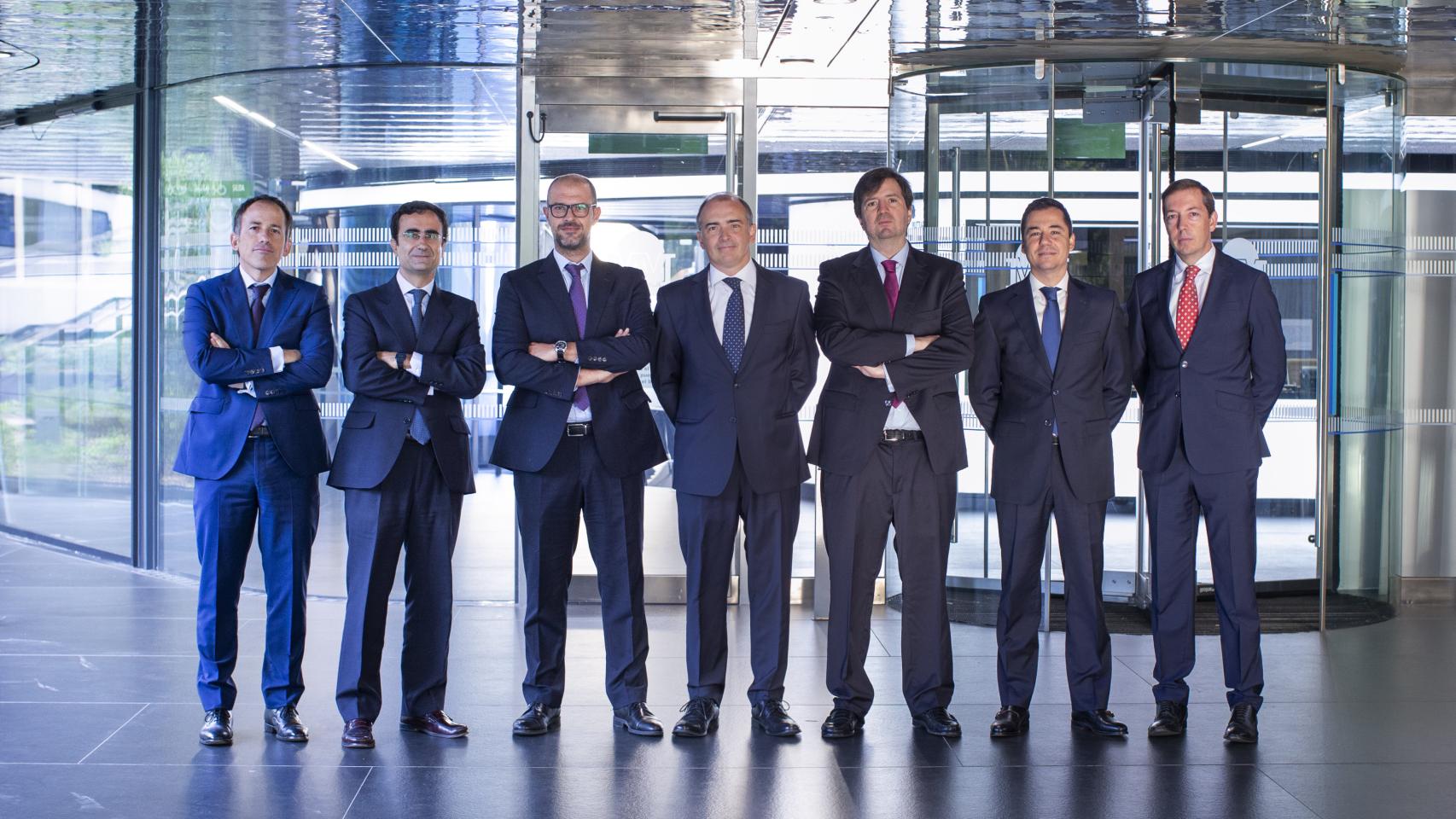 El equipo de renta variable de Mutuactivos junto al director de Inversiones de la gestora, Emilio Ortiz (en el centro)