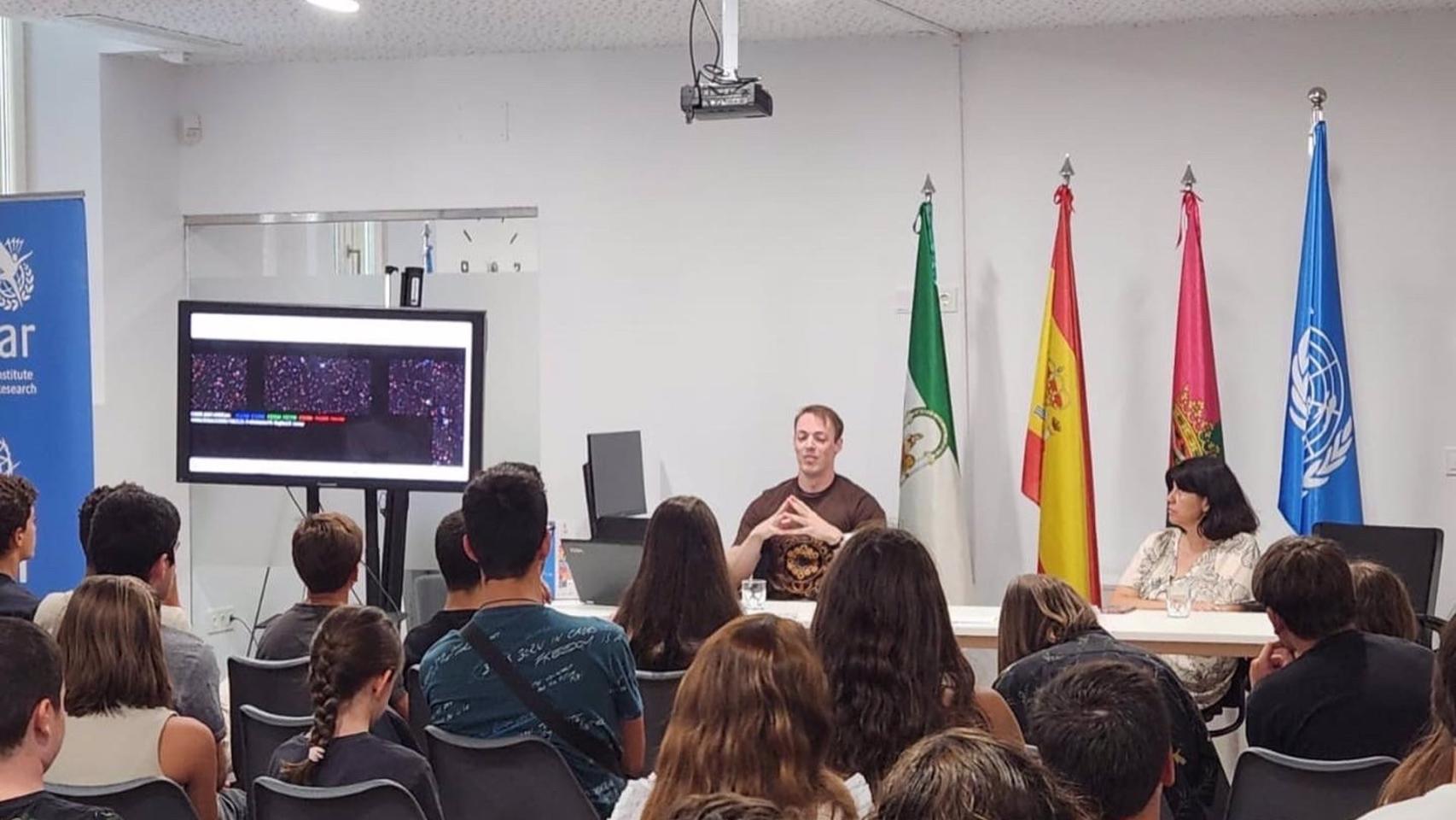 El astrofísico malagueño Pablo Arrabal ofrece un taller sobre galaxias lejanas.