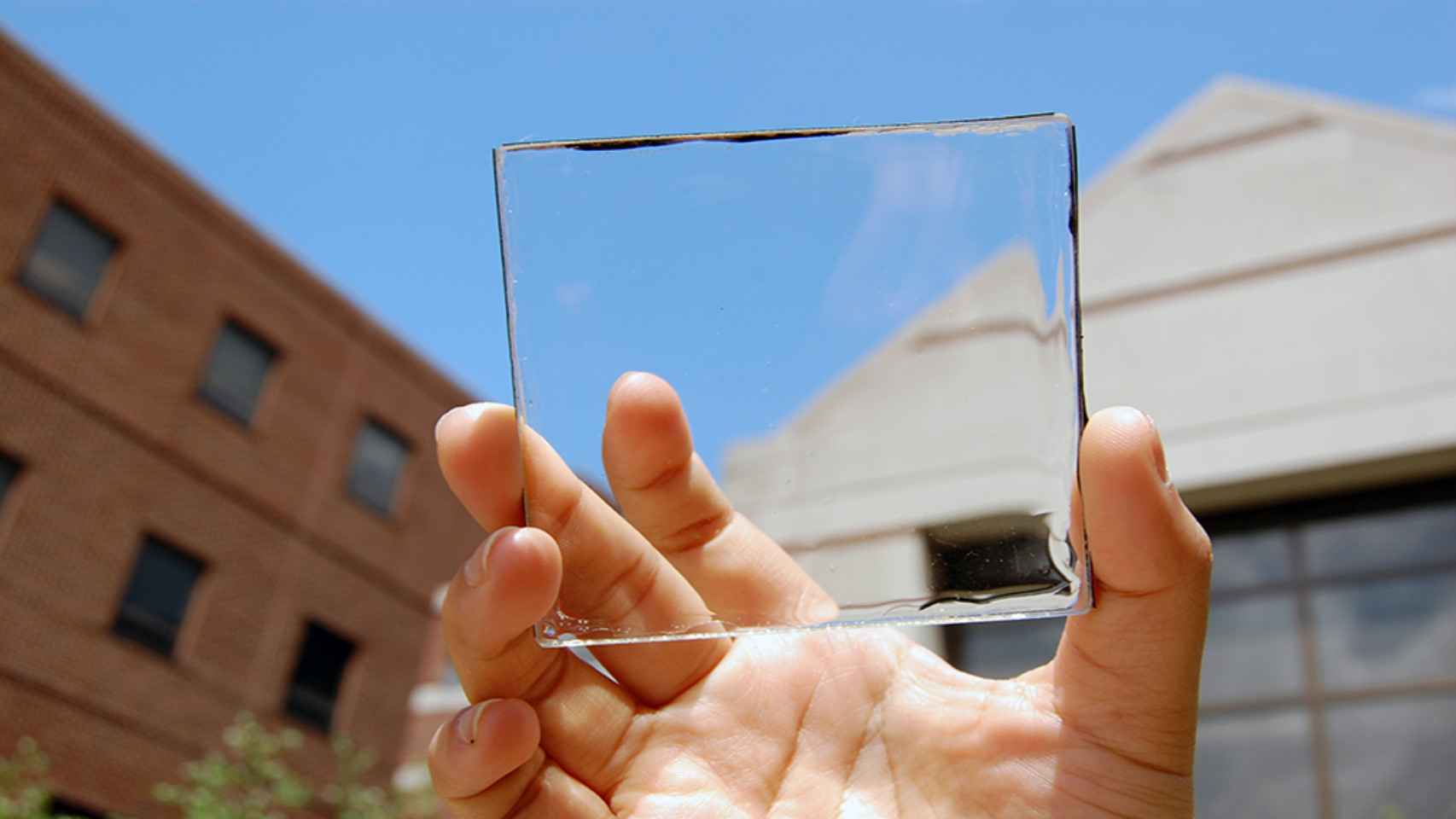 Así son los paneles solares transparentes.