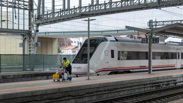 Una trabajadora de la limpieza trabaja en los andenes en la estación de trenes