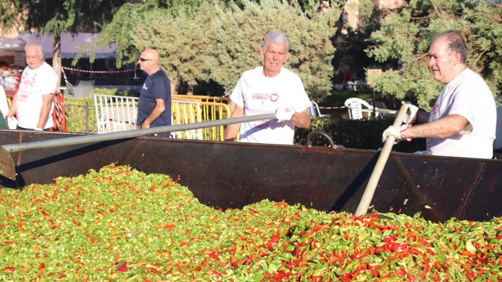 Baltasar Molina (izquierda), supervisando la elaboración del pisto de récord Guinness.