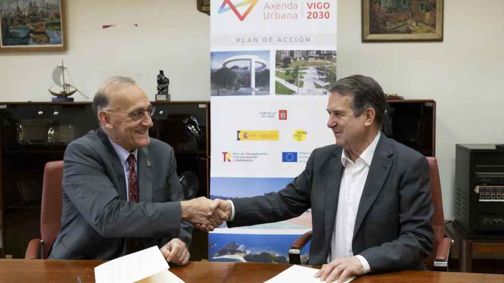 Manuel Reigosa y Abel Caballero firman el convenio.