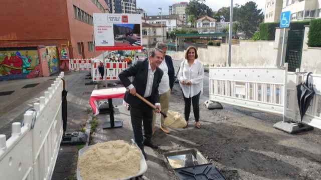 Abel Caballero pone de forma simbólica la primera piedra de la calle Romil.