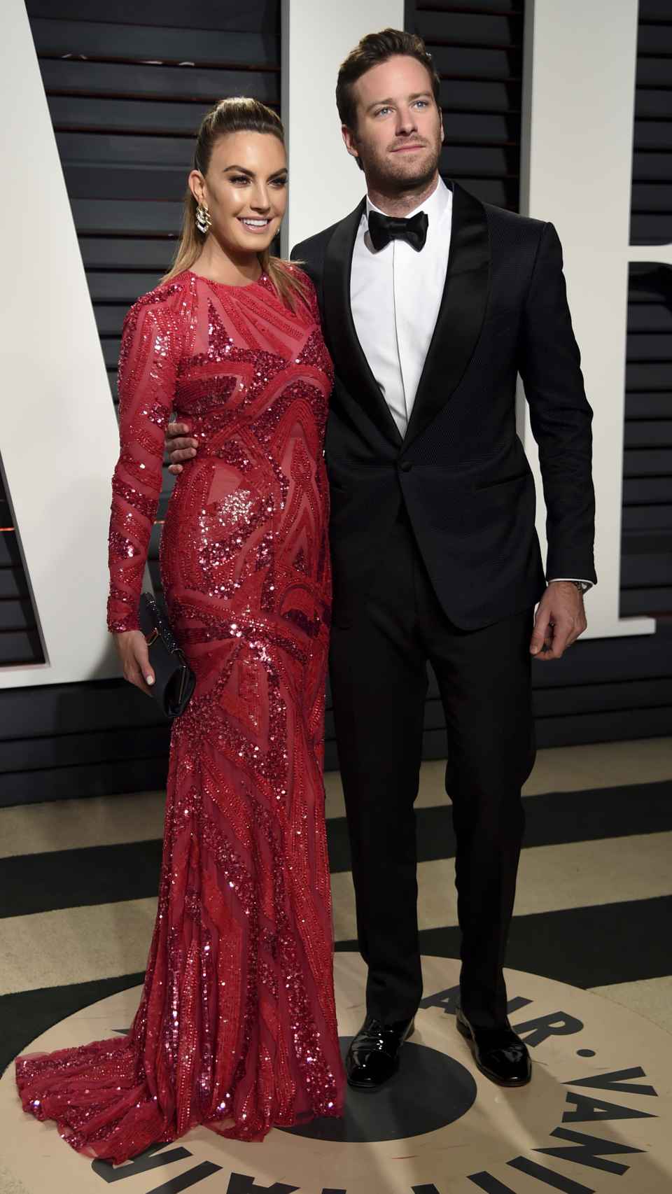 El actor Armie Hammer con quien fuera su mujer y madre de sus dos hijos en la fiesta de después de los premios Oscar en 2017.