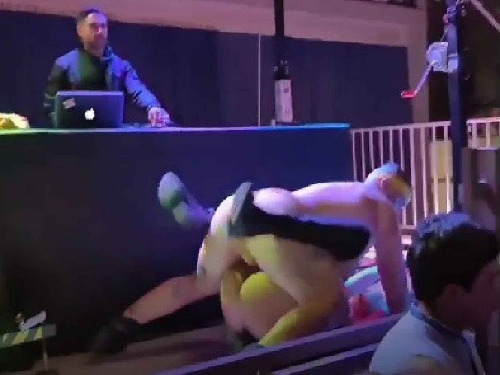 El DJ, impasible, sigue pinchando mientras los dos bailarines desarrollan semidesnudos su espectáculo.