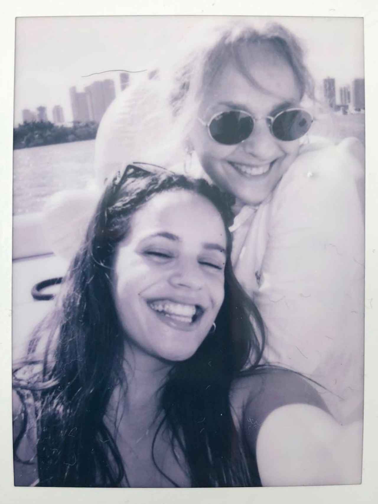 Rosalía compartió en sus redes esta fotografía de polaroid en la que aparece con su madre, Pilar Tobella.