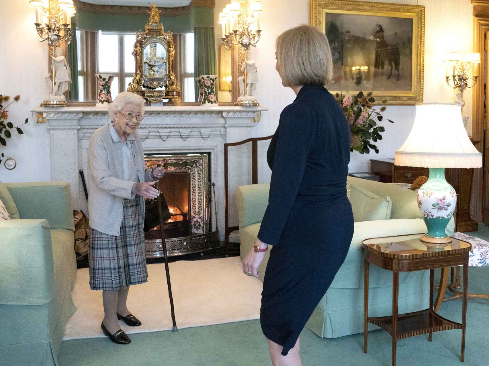 La reina Isabel II saluda a la primera ministra británica.