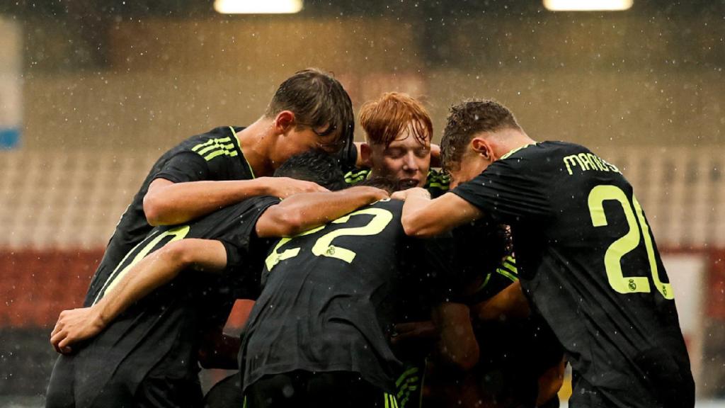 Los jugadores del Real Madrid Juvenil celebran un gol.