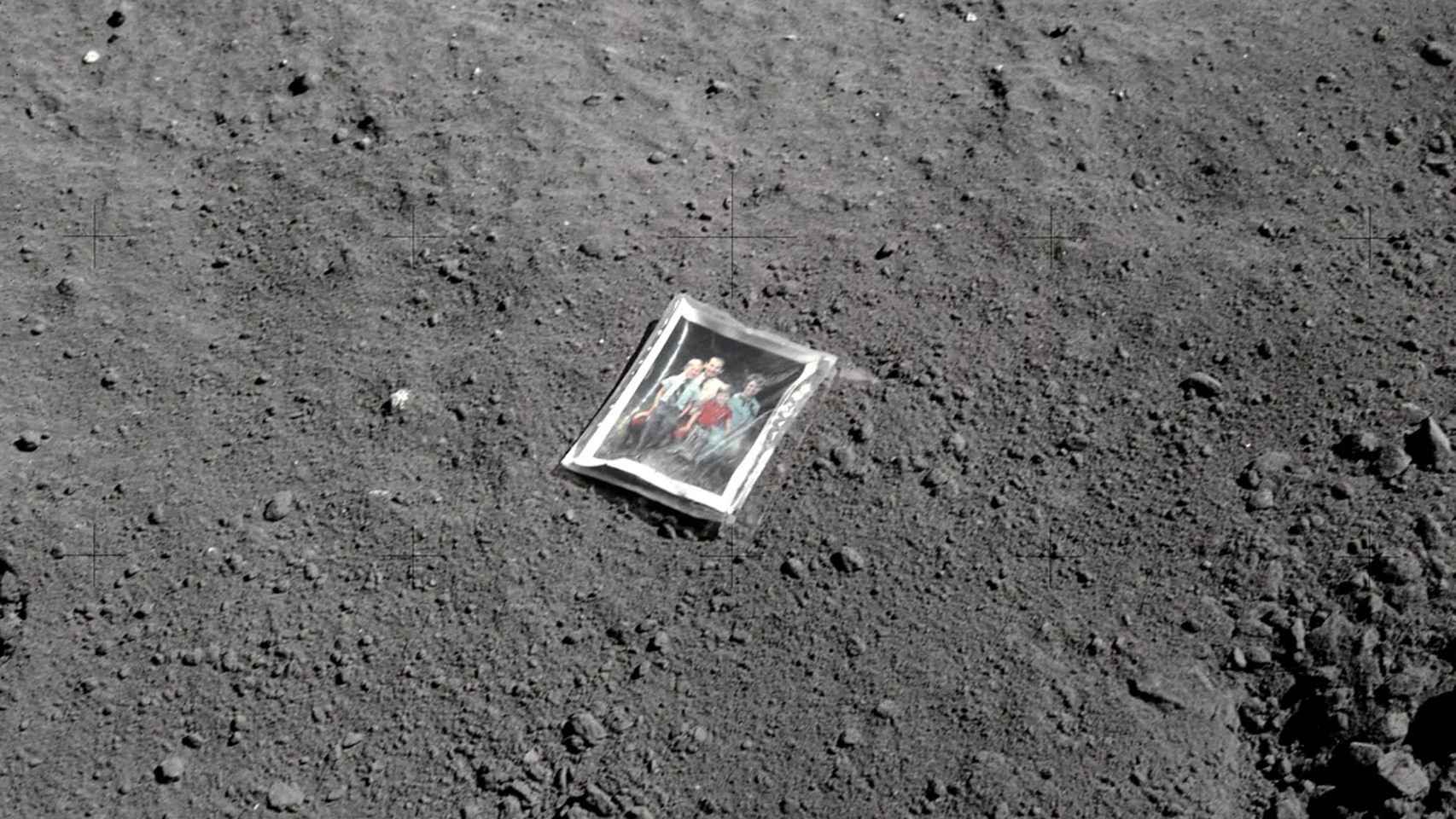 Foto de la familia de Charlie Duke en la superficie lunar.