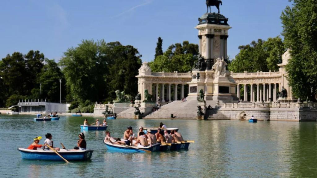 Gente montando en las barcas del Retiro.