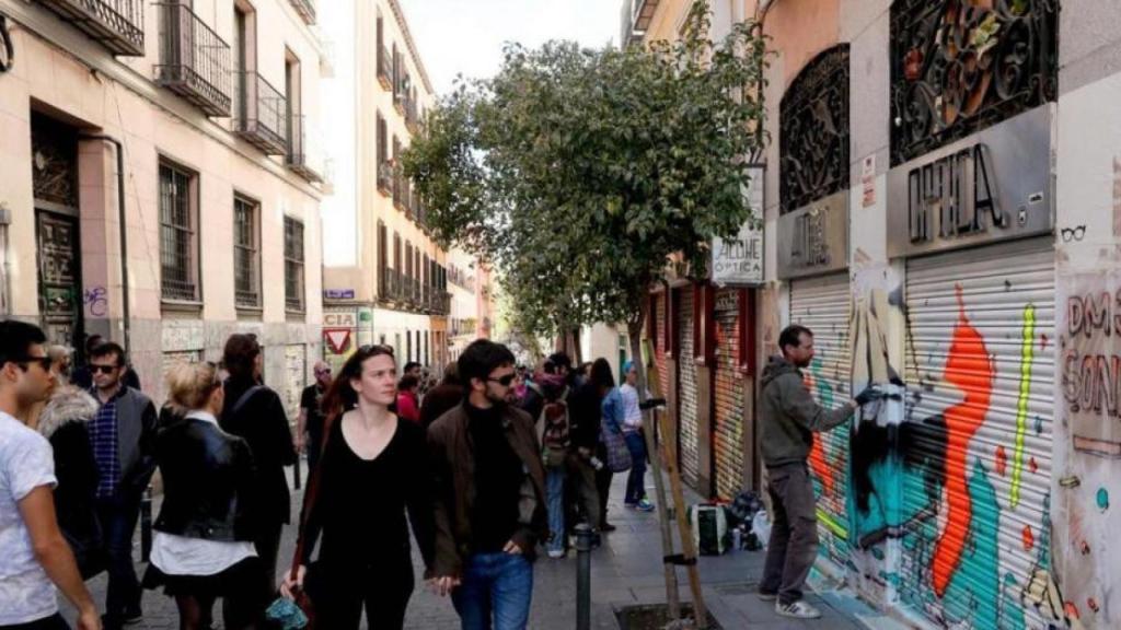 Gente paseando por las calles de Malasaña.