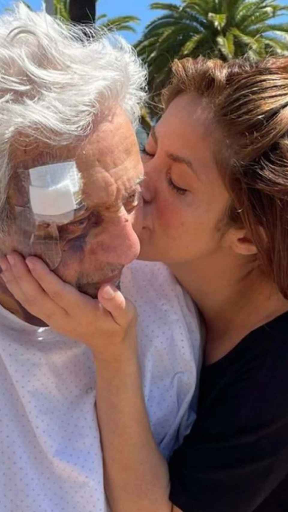 Shakira besando a su padre, William, en una imagen reciente.