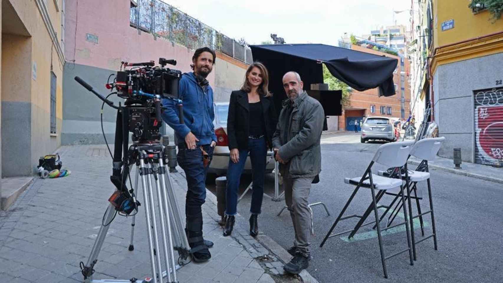 Juan Diego Botto, Penélope Cruz y Luis Tosar en un momento del rodaje de 'En los márgenes'
