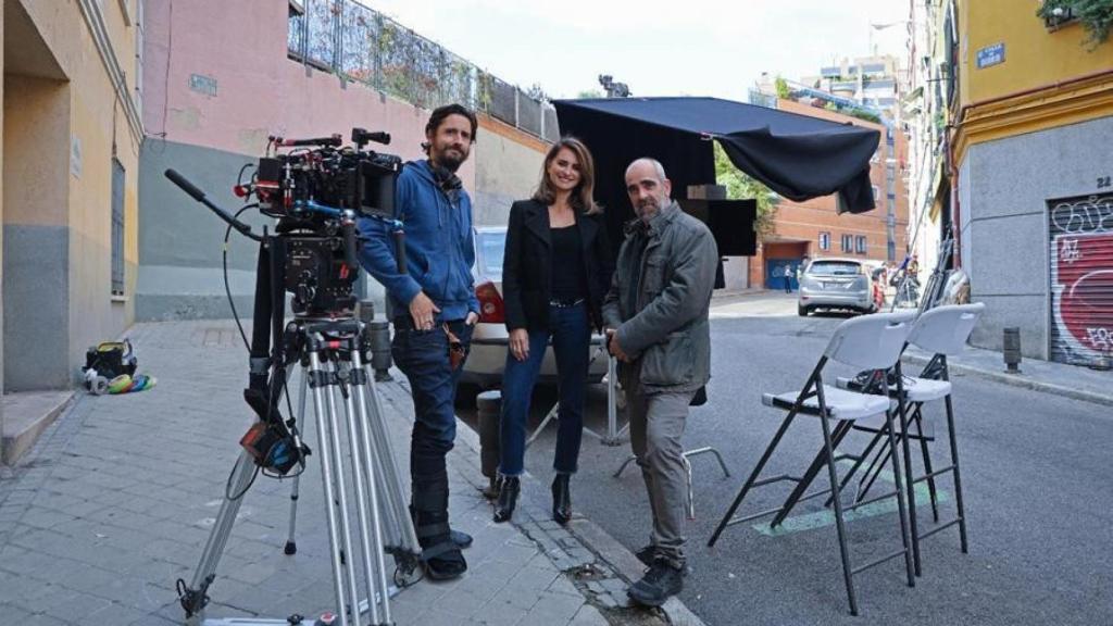 Juan Diego Botto, Penélope Cruz y Luis Tosar en un momento del rodaje de 'En los márgenes'