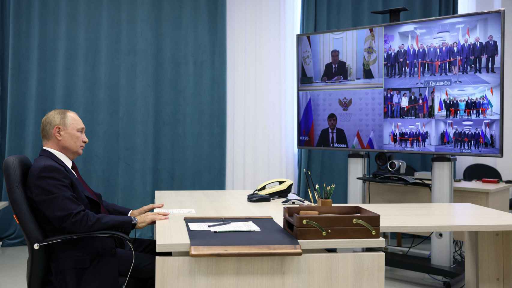 El presidente ruso Vladimir Putin participa en una ceremonia a través de un enlace de video .