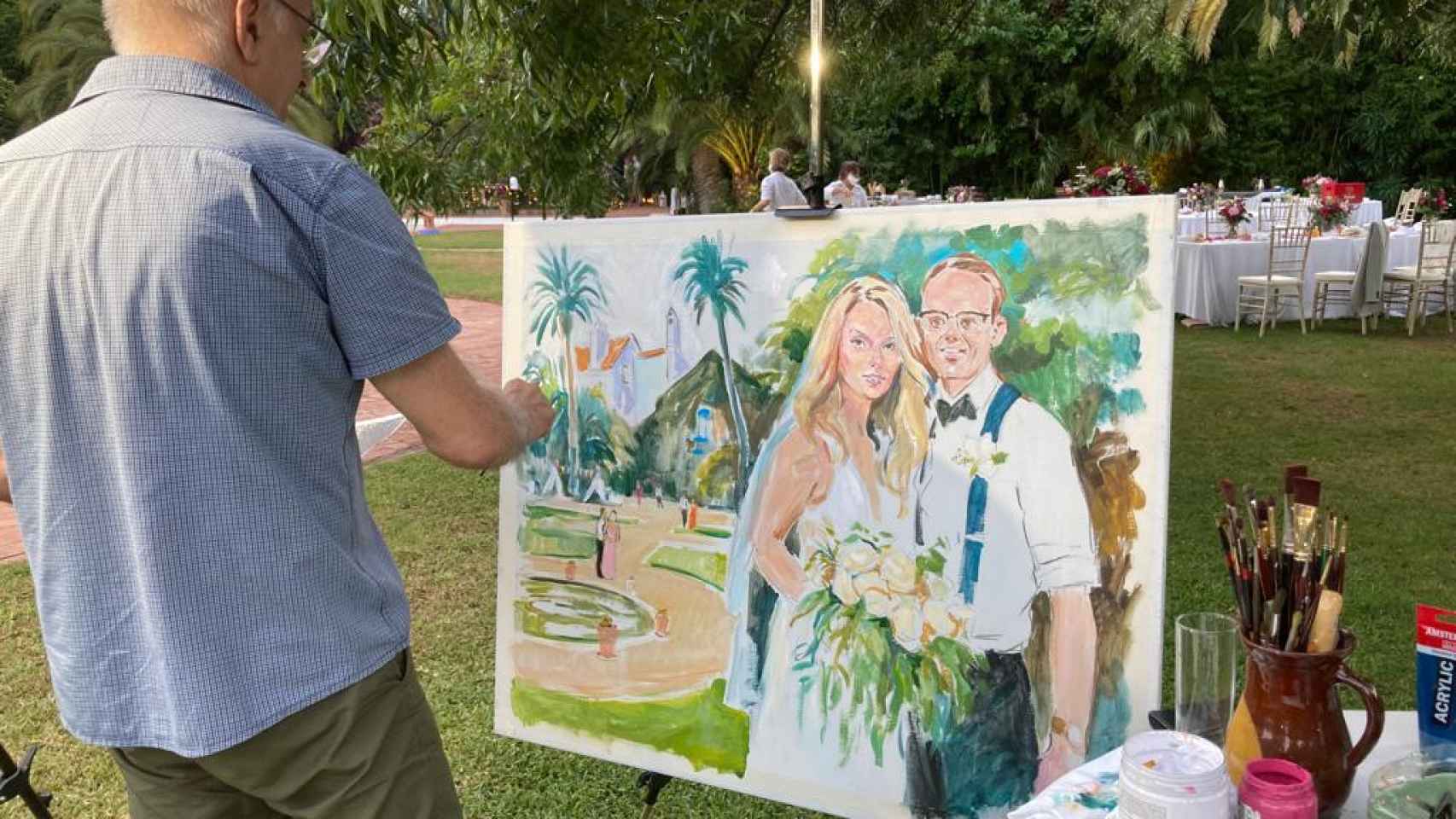 Una imagen de Miguel pintando en una boda.