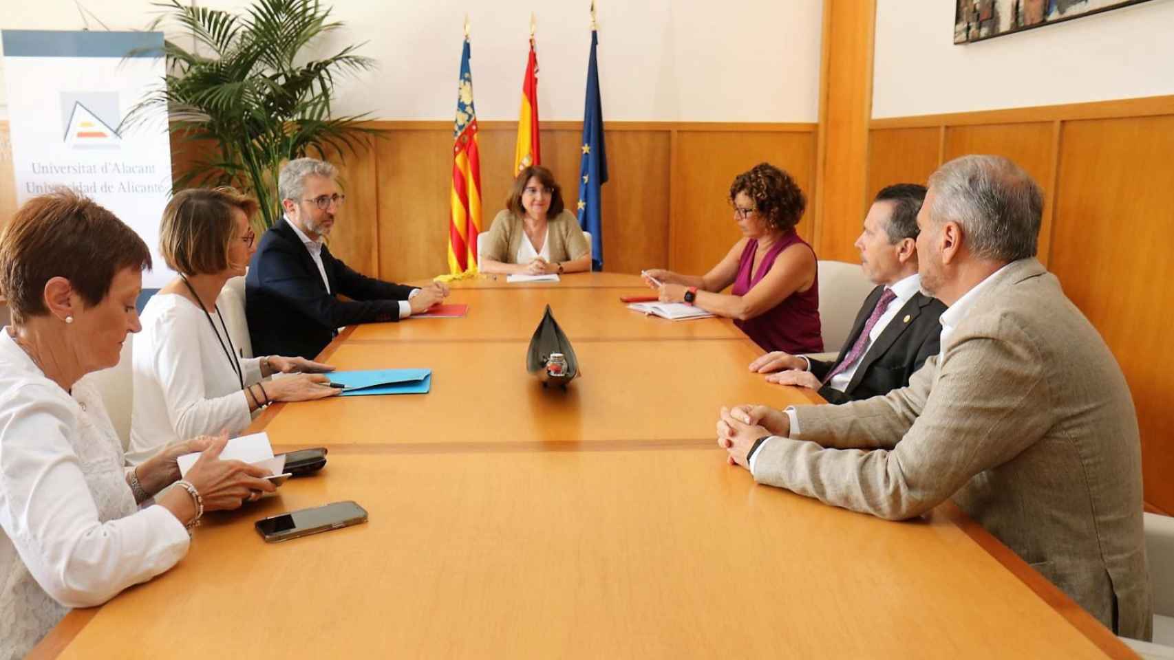 La rectora de la UA, Amparo Navarro, preside la reunión con la Generalitat.
