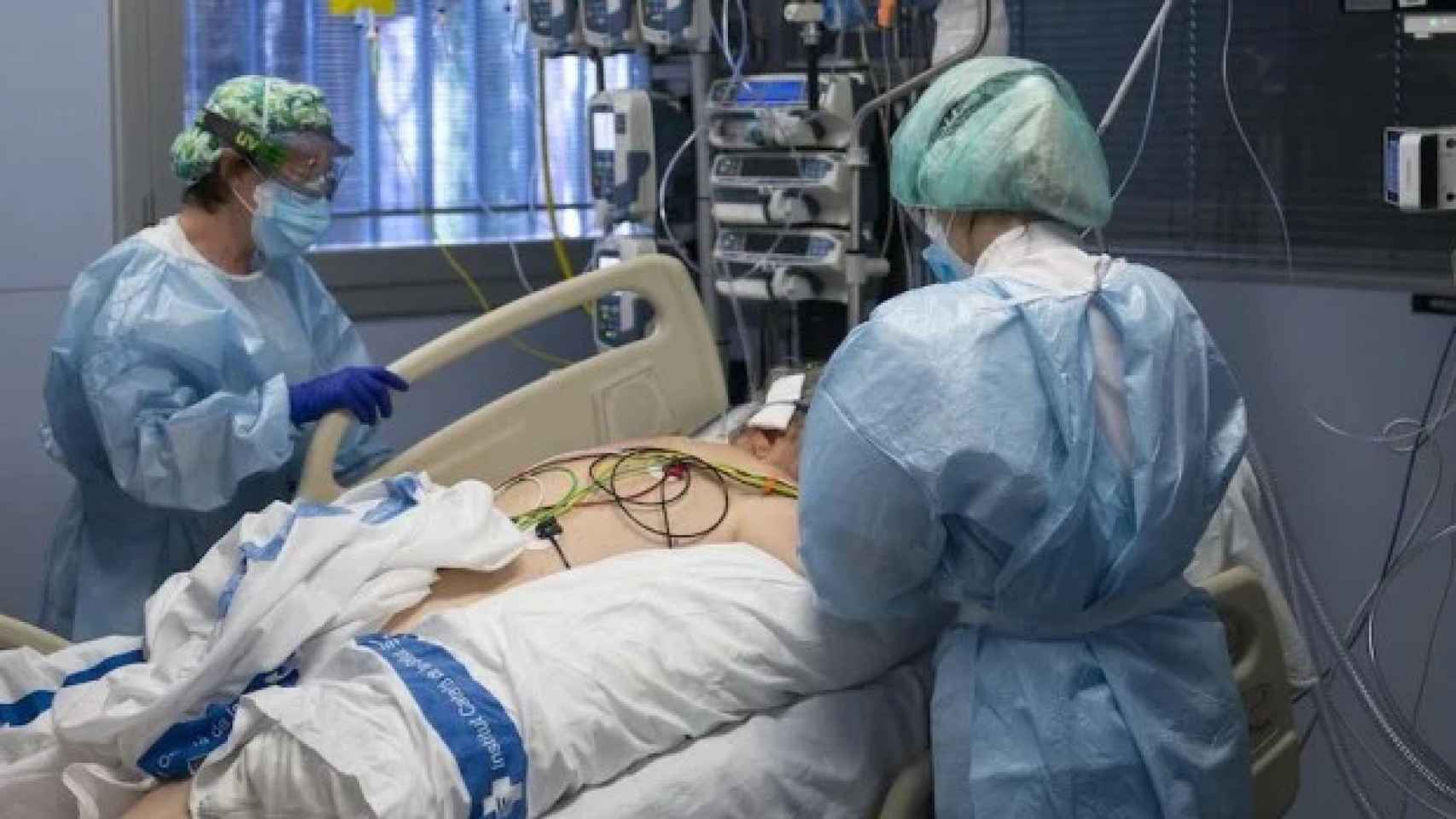 Unas enfermeras atienden a un paciente con Covid.