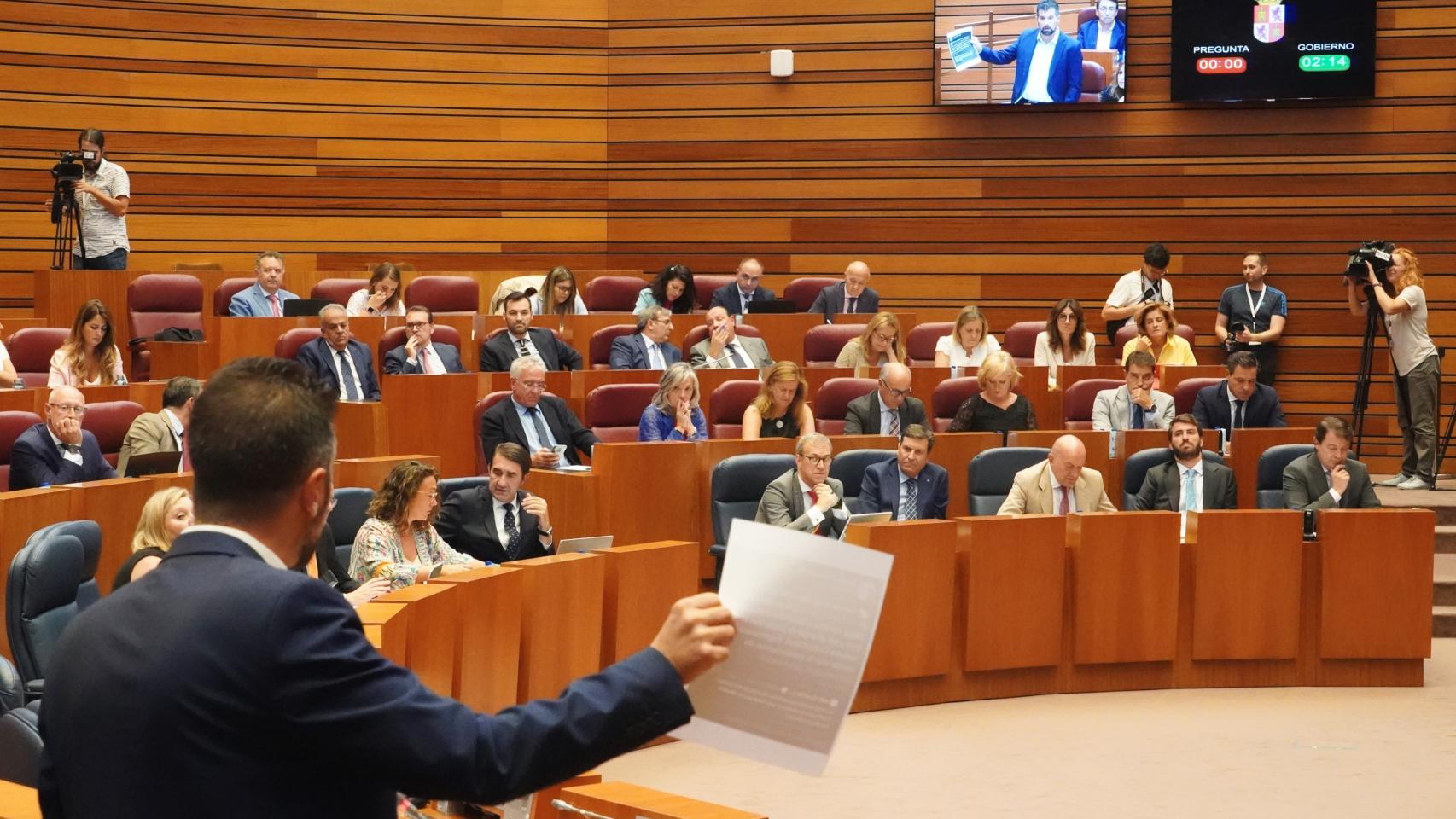 El portavoz socialista, Luis Tudanca, durante su turno de réplica al presidente de la Junta, Alfonso Fernández Mañueco, en el pleno de las Cortes de este martes.