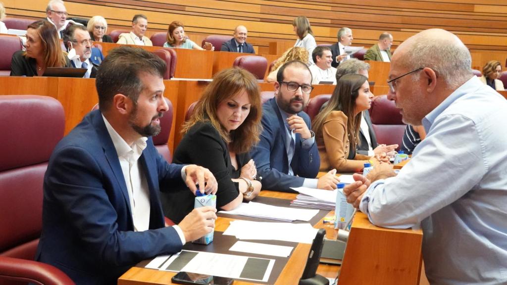 el portavoz socialista Luis Tudanca conversa con el portavoz de Ciudadanos Francisco Igeaen el primer pleno de las Cortes de Castilla y León en este periodo de sesiones.