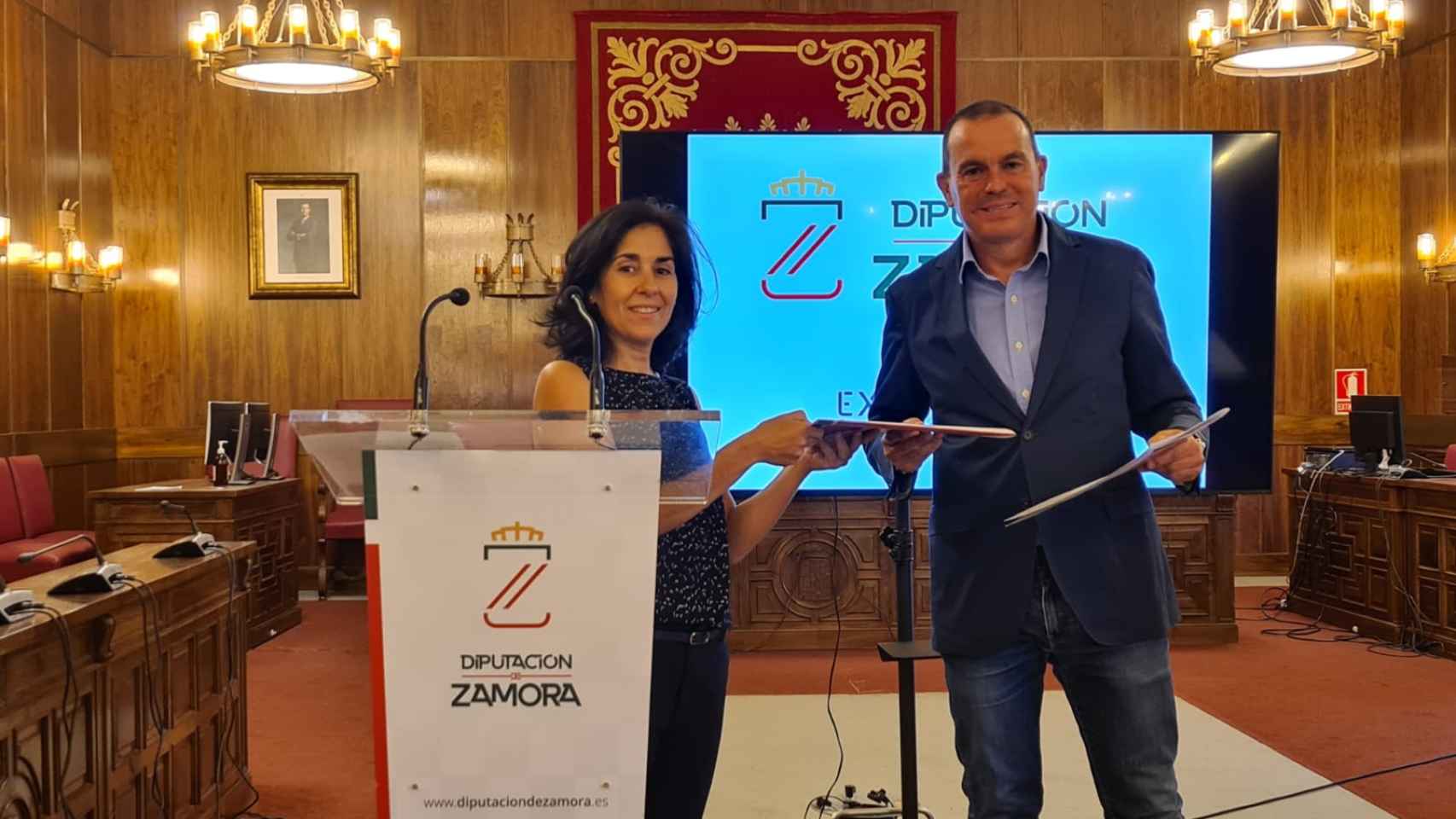 El presidente de la Diputación de Zamora, Francisco Requejo, y la presidenta de Pinza, Paula Echenique