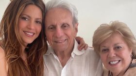 La cantante Shakira junto a sus padres, William Mebarak y Nidia Ripoll, en una imagen reciente.