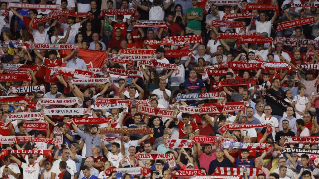 Aficionados del Sevilla en el Sánchez Pizjuán