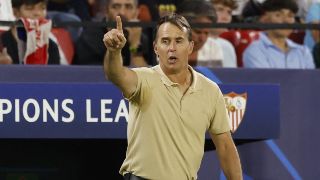 Julen Lopetegui, dando indicaciones a los jugadores del Sevilla