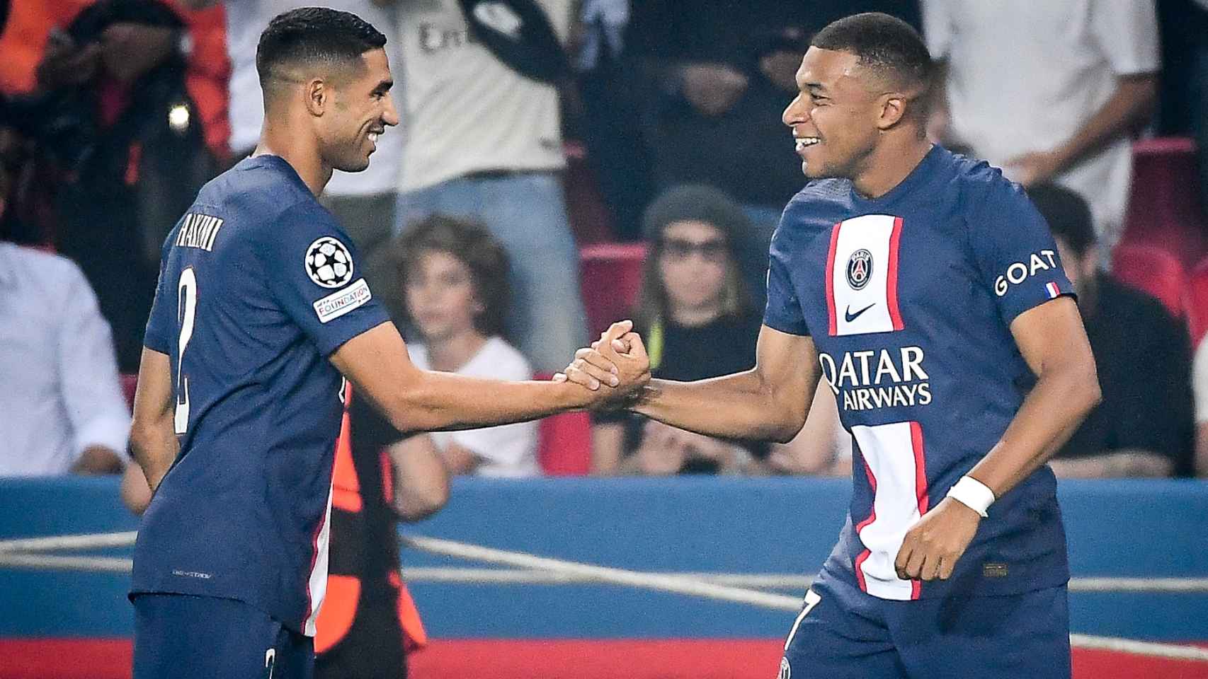 Achraf y Mbappé, celebrando un gol del PSG en la temporada 2022/2023