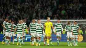 Los jugadores del Celtic saludan a su aficion.