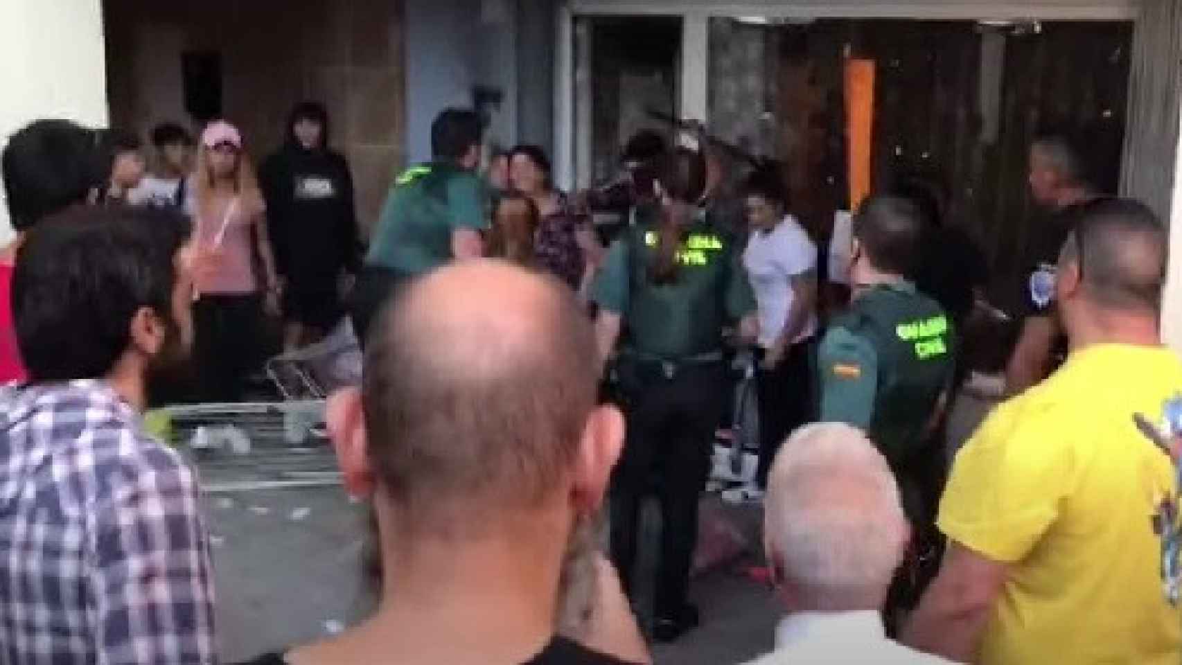 Un momento del enfrentamiento entre vecinos y okupas en Azuqueca de Henares (Guadalajara).