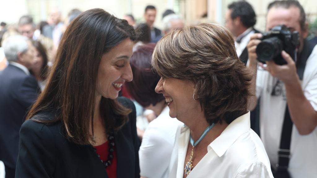 Pilar Llop, ministra de Justicia, saluda a Dolores Delgado, en la toma de posesión del nuevo fiscal general, Álvaro García Ortiz.